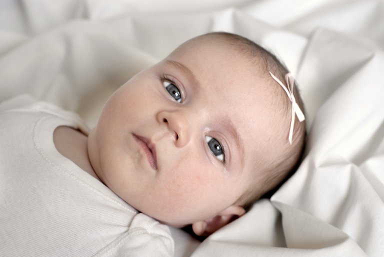¿Por qué los bebés tienen los ojos grises al nacer?