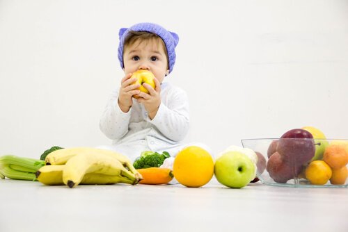 Los zumos de frutas favorecen el desarrollo de los niños.