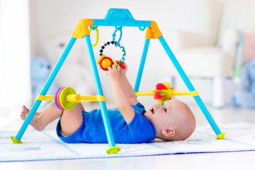 Cualquier actividad que se lleve a cabo en gimnasios y parques para bebés debe estar estrictamente supervisada por un adulto.