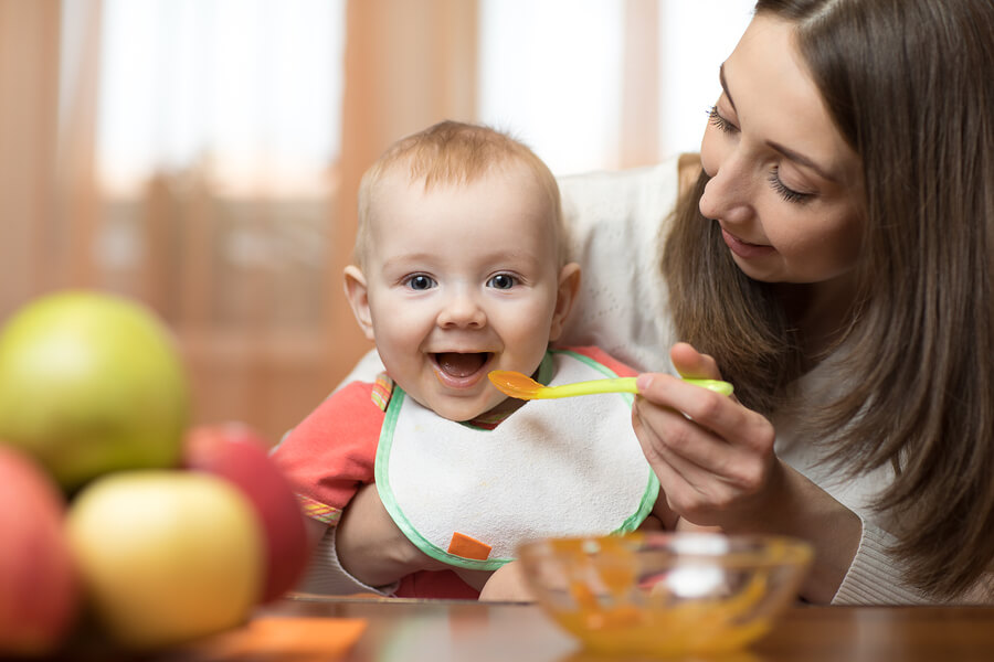 La première bouillie du bébé ne doit être ni sucrée ni salée.