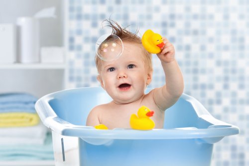 Los juguetes de agua para la bañera del bebé no solo sirven para flotar y divertir a los pequeños; su aporte en la motricidad fina es muy importante.