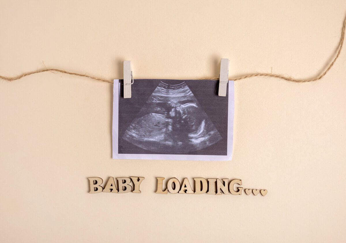 Foto de ultrasonido colgada en la pared como decoración.
