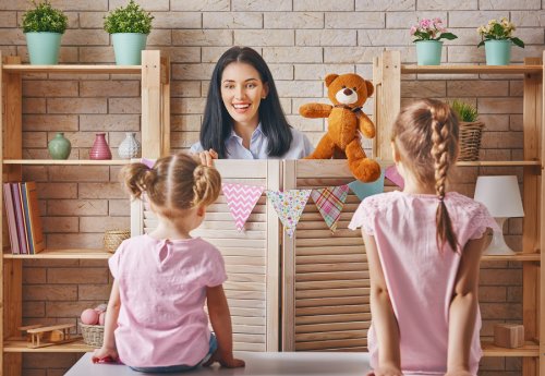 Hacer títeres es una de las actividades para niños en casa.