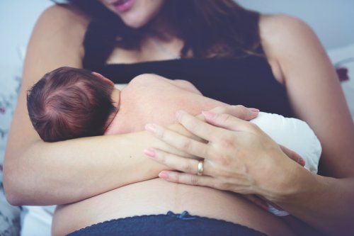 La tetanalgesia ayuda a calmar al bebé.
