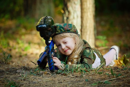 El paintball para niños es una actividad sumamente divertida, saludable y segura. 