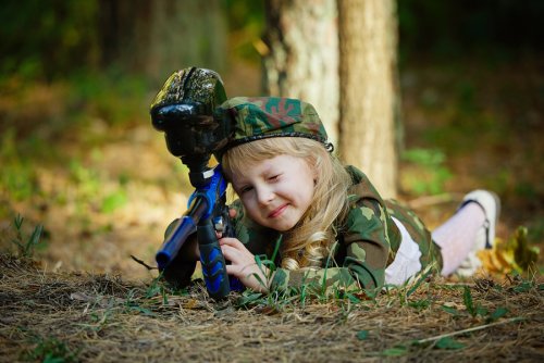 El paintball para niños es una actividad sumamente divertida, saludable y segura.