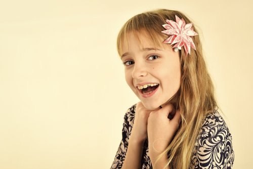 Para este tipo de rostro, se recomiendan los cortes de pelo de niña para el verano que suavicen las facciones