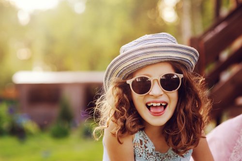 Existen muchos modelos y colores de gafas de sol para niños.