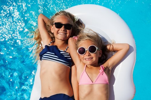 La vigilancia de los adultos en las piscinas es fundamental para evitar los accidentes infantiles frecuentes en verano.