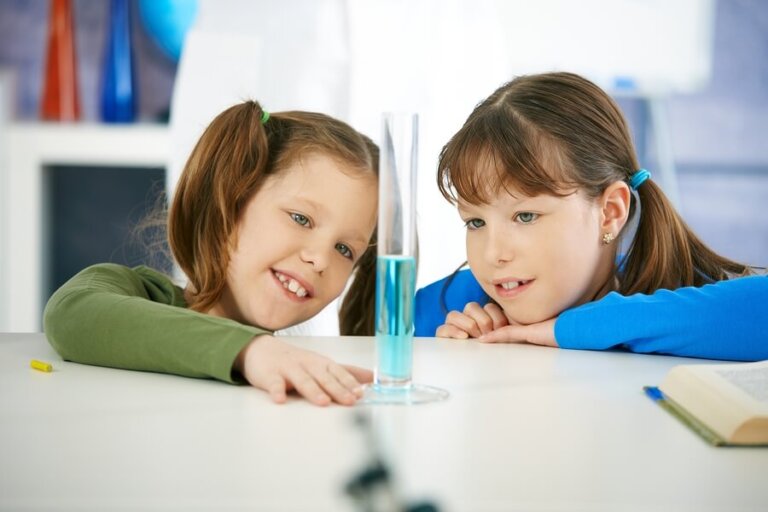4 experimentos para hacer en casa con niños y estimular su creatividad