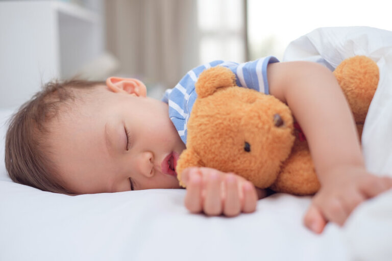 ¿Hasta cuándo deben echarse la siesta los bebés?