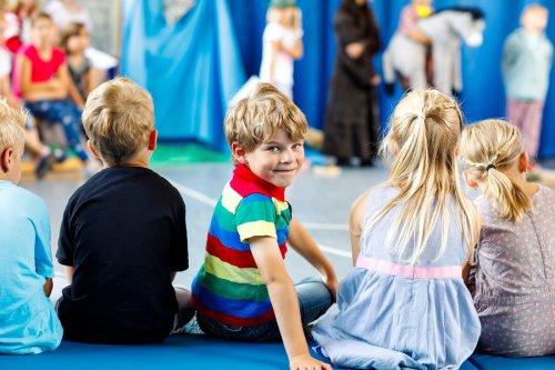 Llevar a los niños al teatro ofrece beneficios para su desarrollo mental y emocional.