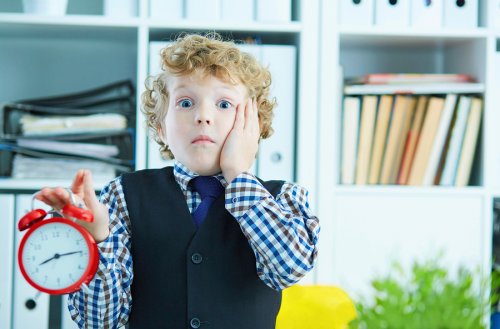 Los padres deben enseñar a sus hijos cómo gestionar el tiempo en casa.