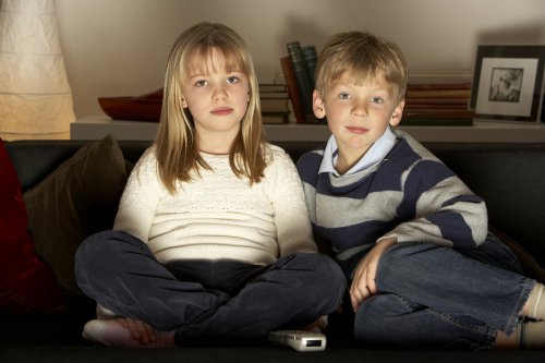 Que los niños vean mucha televisión no es malo en sí mismo, pero resta tiempo a otras actividades valiosas.