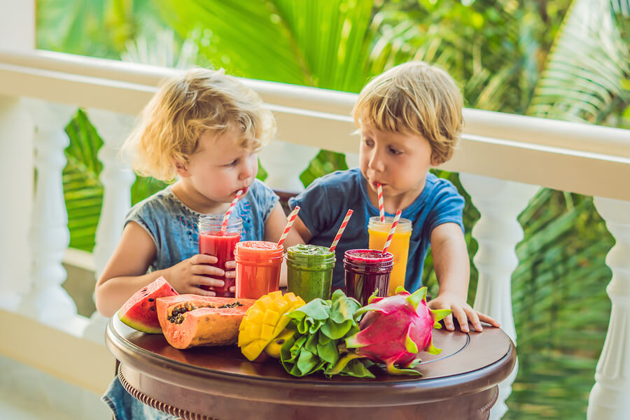 Los batidos de frutas para niños son ideales para las calurosas tardes de verano.