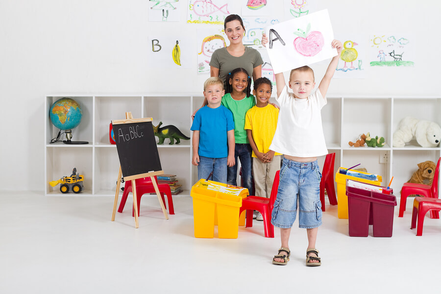 Des enfants dans une classe avec l'enseignante.