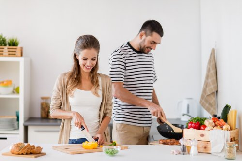 Pareja cocinando juntos.