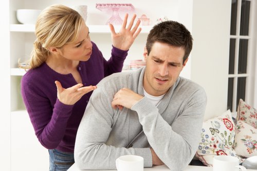 Los problemas de pareja comunes se solucionan con diálogo y comprensión.