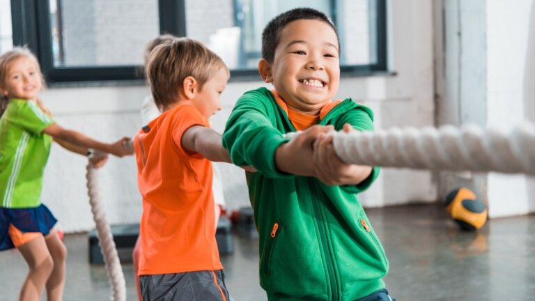 Juego tirar cuerda niños