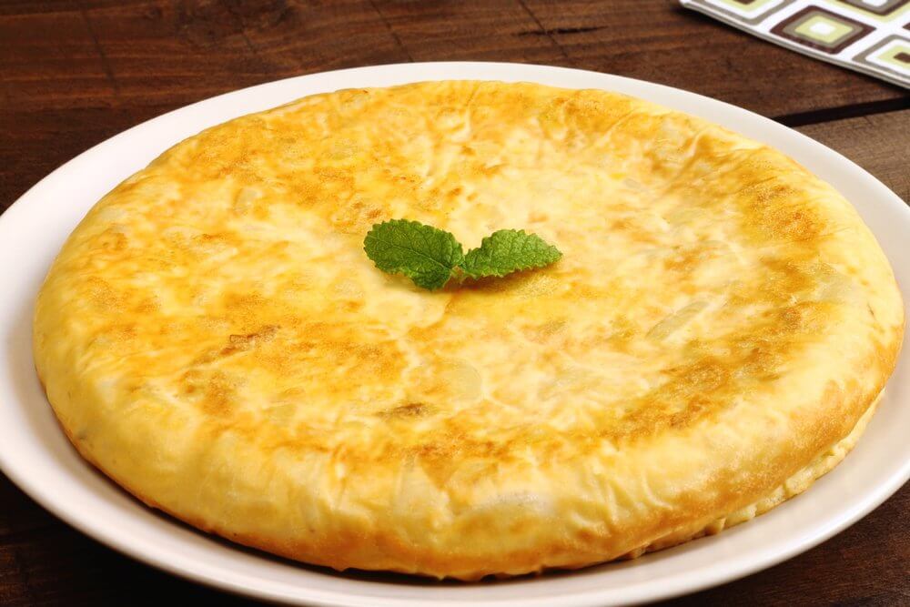 La tortilla de huevo y patatas es un buen plato para los niños.