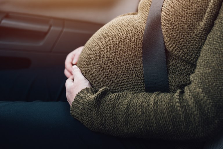 ¿Es bueno ponerse el cinturón de seguridad estando embarazada?
