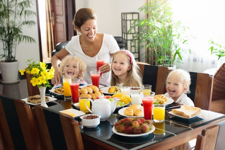 Cuatro zumos de frutas para niños