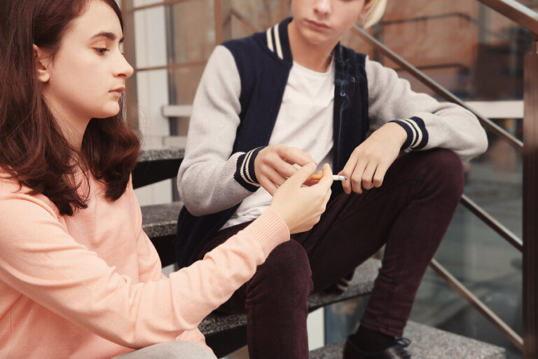 Señales de que tu hijo adolescente fuma tabaco