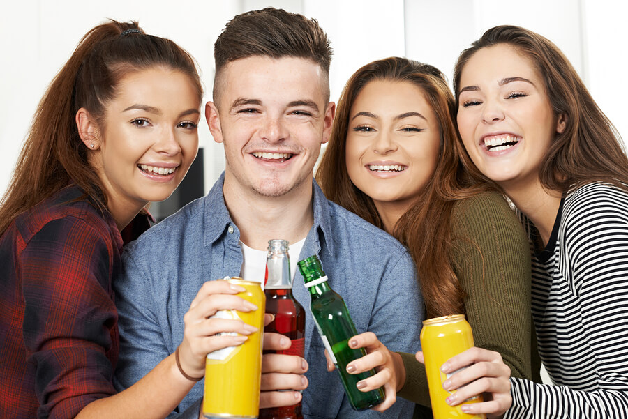 Si sospechas que tu hijo adolescente bebe alcohol, puedes basarte en algunas señales que pueden ayudarte a identificar su adicción.