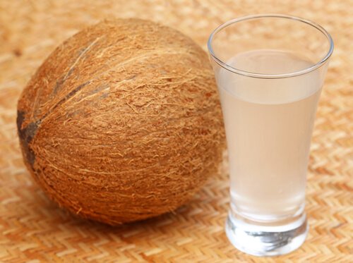 El agua de coco es buena para combatir la diarrea.