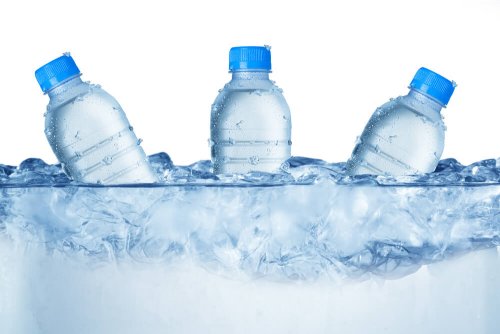 La importancia de enseñar a los niños a beber agua en verano