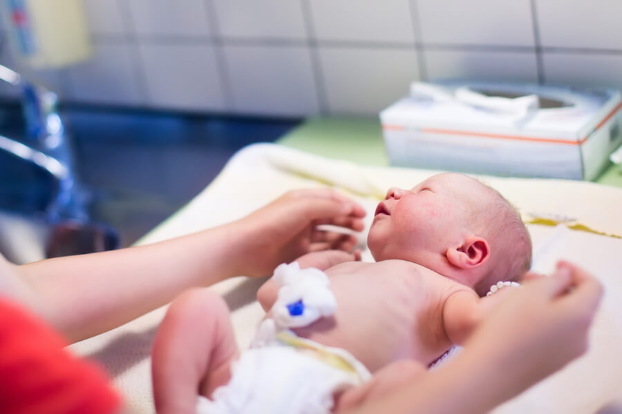 ¿Cómo curar el cordón umbilical del bebé después del parto?