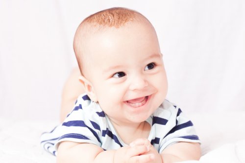 Existen bebés que nacen con dientes, que son conocidos como dientes natales.