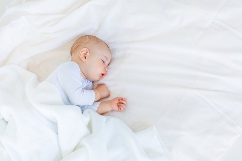 Cuando eliges el colchón del bebé debes asegurarte, entre otras cosas, de que tenga un entorno seguro y cómodo para dormir.