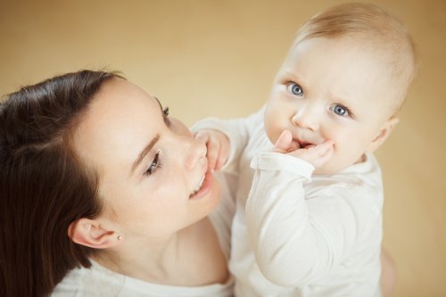 Mi bebé se chupa el dedo: ¿qué hacer?