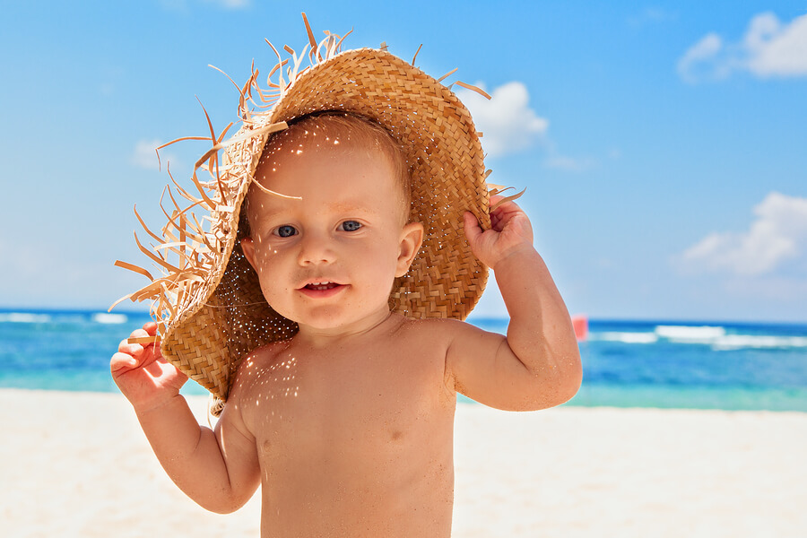 Un jeune enfant à la plage.