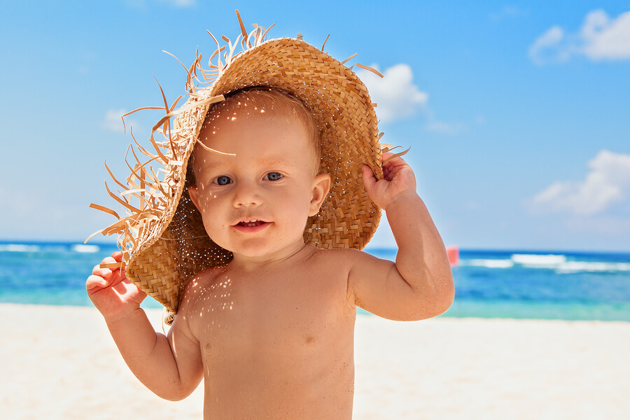 Un jeune enfant à la plage.