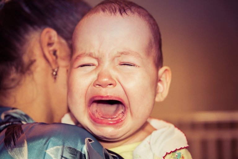 ¿Por qué mi bebé se despierta siempre llorando?