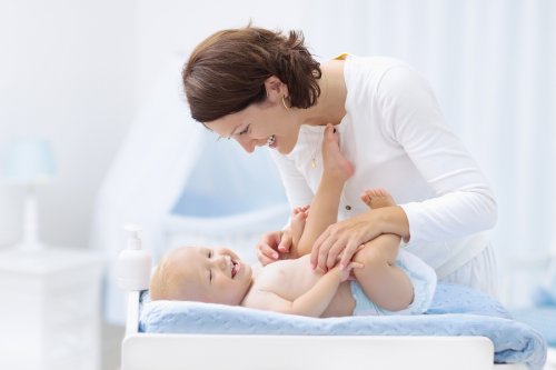 Saber cuándo se debe cambiar el pañal al bebé es fundamental para prevenir problemas en su piel.