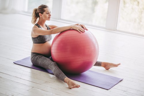 Los ejercicios con la fitball durante el embarazo trabajan músculos muy demandados en esta etapa.