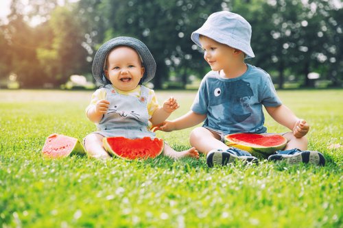 Reutilizar ropa para mi segundo hijo incluso puede fortalecer el vínculo entre ellos.