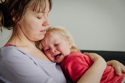 Una domanda ripetuta da molti genitori: è bene o male far piangere il bambino?