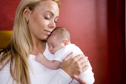Estar piel con piel con el recién nacido se convierte en un intercambio natural e indispensable de todos los padres para crear cercanía con su bebé.