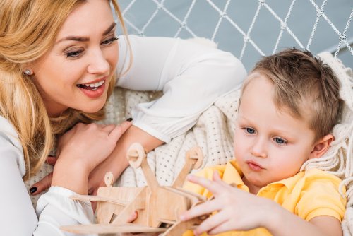 Madre con su hijo aplicando las autoinstrucciones para mejorar la conducta del niño hiperactivo.