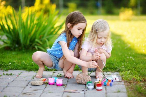 Pintar piedras es una gran actividad para potenciar la creatividad en los niños.