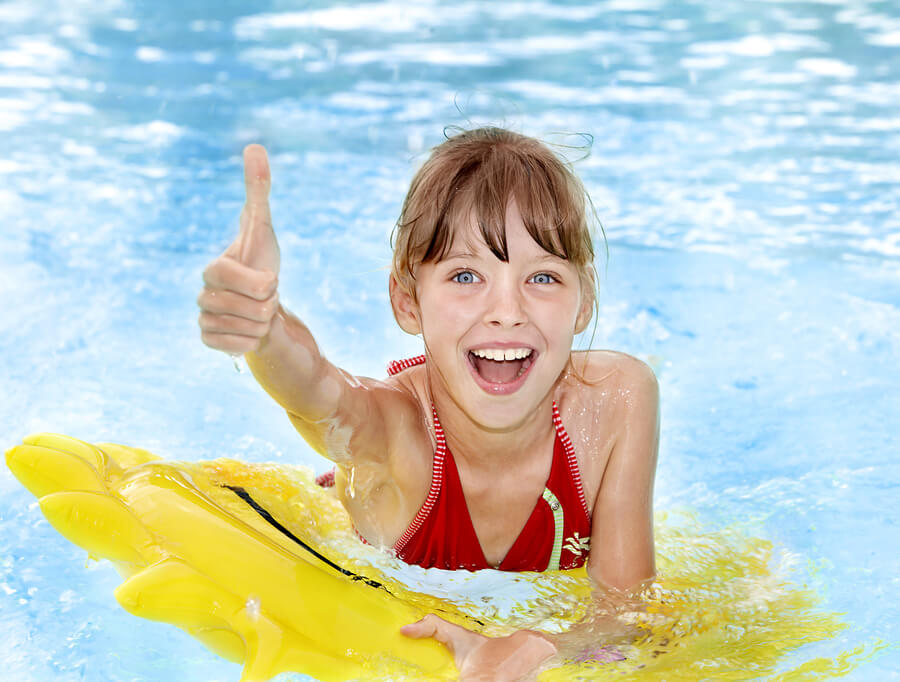 Precauciones antes de ir a la piscina con niños que debes tomar en cuenta