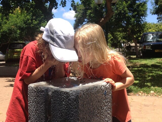 Enseñar a los niños a beber agua en verano.