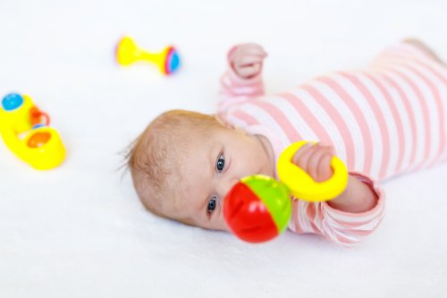 Los juguetes para el recién nacido funcionales deben tener colores contrastantes y sonidos como cascabeles o melodías agradables