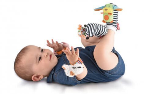 Los juguetes para el recién nacido deben hacer énfasis en sus sentidos.