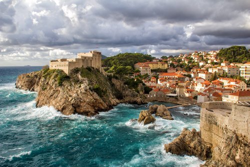 Dubrovnik adquiere una atmósfera tranquila y relajada, mientras que el clima es mucho menos húmedo.