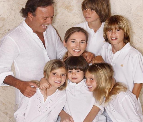 Entre los famosos con familias numerosas, sin dudas se destaca Julio Iglesias con sus hijos.